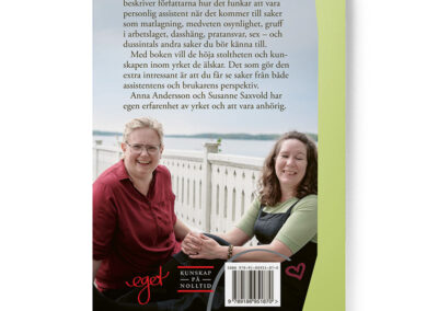Baksidan av boken Stolt assistent, skriven av författarna Anna Andersson och Susanne Saxwold