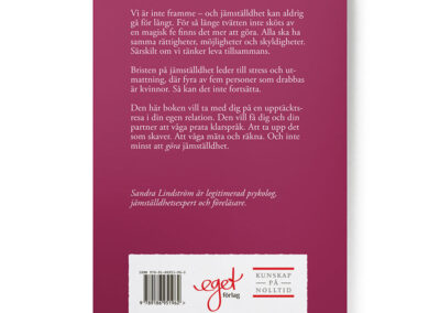 Baksidan av boken Jämställd vardag, skriven av författaren och föreläsaren Sandra Lindström