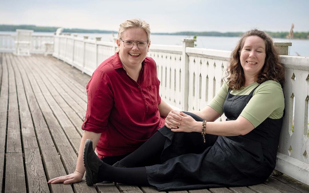 Författarna Susanne Saxvold och Anna Andersson, som föreläser om personligt assistans och har skrivit boken Stolt assistent.