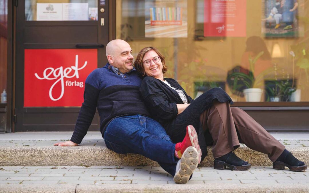 Författarna och bokförläggarna Joakim Hedström och Helene Engström, på Eget Förlag. De har skrivit boken Matlåderoulette – och annat roligt på jobbet. Foto av Crelle.