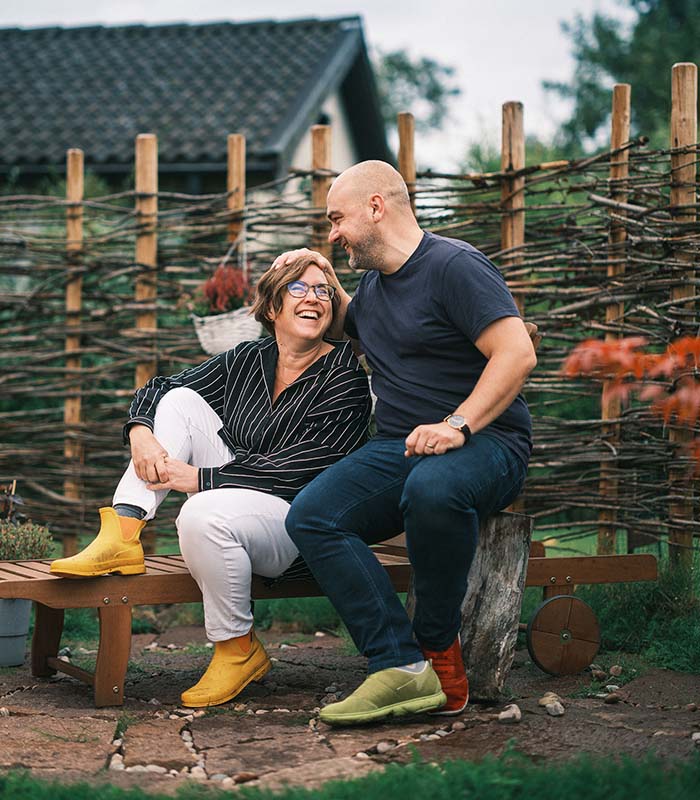 Helene Engström och Joakim Hedström. Bokförläggare på Eget Förlag. På bilden däremot hemma i trädgården. Foto av Crelle.